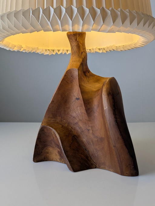 Lampada da tavolo organica moderna in legno d'ulivo intagliato, stile scultoreo, anni '70