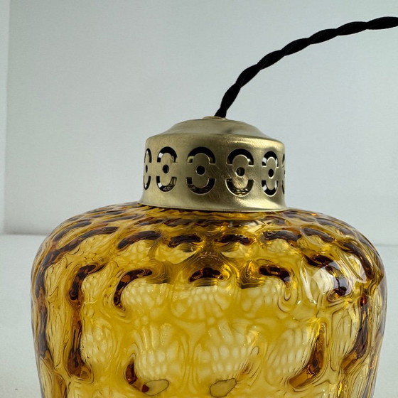 LOT 3 VINTAGE AMBER TEXTURED GLASS PENDANT LAMPS, Gold (photo 7 of 10)