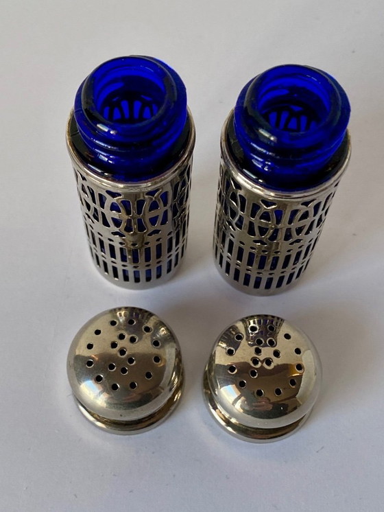 Image 1 of Ensemble ancien de salière et poivrière avec inserts en verre bleu cobalt – Angleterre – vers 1910-1935 – Plaqué argent