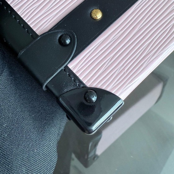 Image 1 of LOUIS VUITTON PETITE MALLE - SAC BANDOULIÈRE EPI ROSE CLAIR AVEC FERMOIRS DORÉS