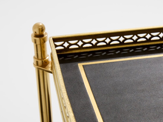 Image 1 of Coppia di tavolini laterali a due livelli Maison Jansen in ottone e pelle nera, anni '60