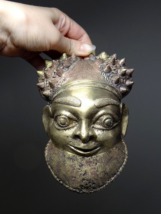 Image 1 of Pequeña máscara Oba de bronce dorado procedente de Bamoun, Camerún, África antigua