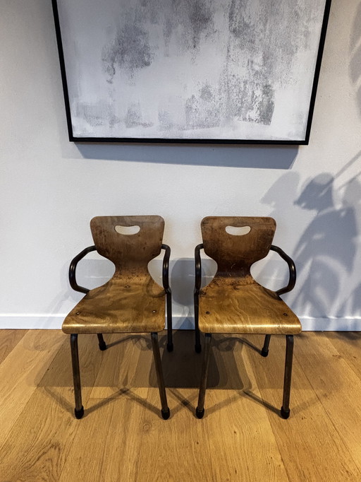 Kleine alte Vintage-Kinderstoltjes 