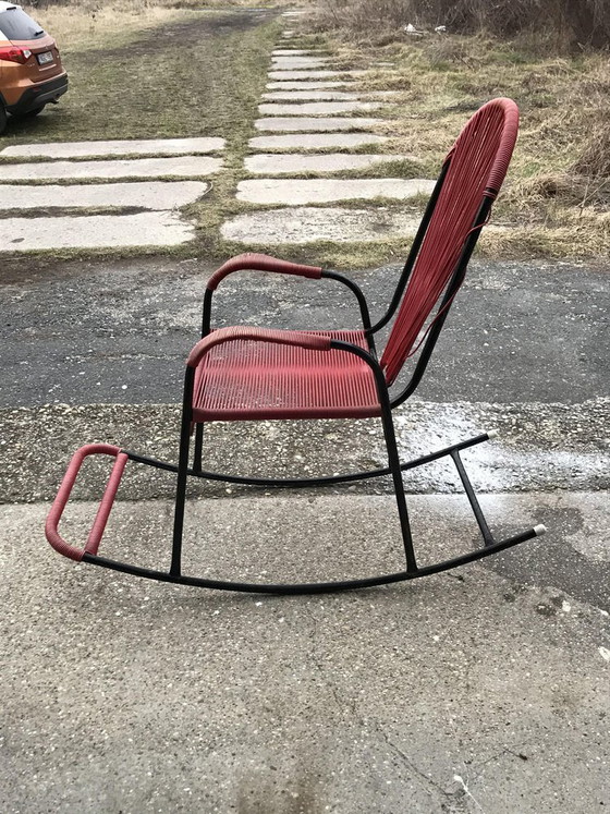 Sedia a dondolo vintage in plastica e corda, anni '60 – Sedie a dondolo (photo 6 of 7)