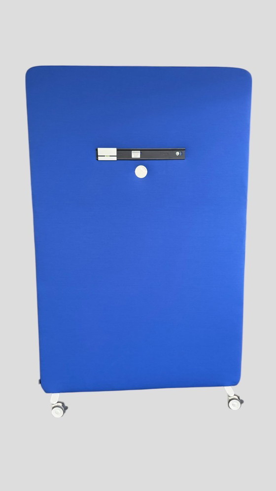 Image 1 of Akoestische ruimtedeler Cascando Trunk – met tv-houder | Design Robert Bronwasser | Kvadrat Planum