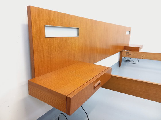 Image 1 of Lit double vintage style scandinave en teck des années 60 avec chevets suspendues et lampes intégrées