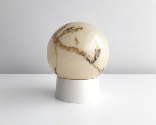 Plafonnier Art Déco exceptionnel en verre marbré, modèle sphérique Art Déco, taille moyenne