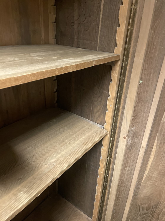 Image 1 of Armoire ancienne en bois massif nécessitant quelques réparations.