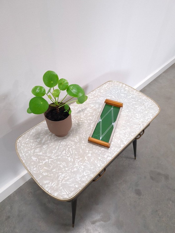Mobile anni '50 con gambe inclinate, piano in laminato, cassetti e dettagli dorati. – Cassettiere, Wood (photo 12 of 20)