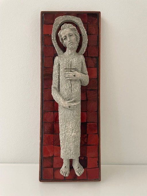 Christusfiguur in reliëf op rode mozaïekplaquette