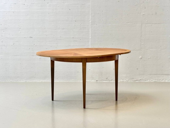 Image 1 of Tavolo rotondo allungabile in legno di ciliegio con impiallacciatura a stella, anni '50