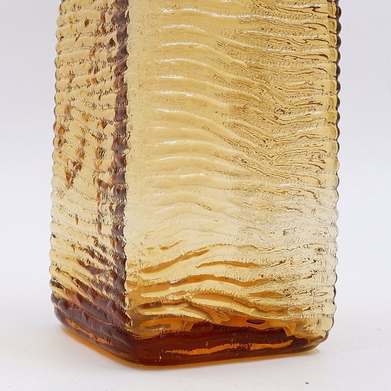 Image 1 of Vintage karaf in amberkleurig golvend Italiaans Empoli glas met ronde stop