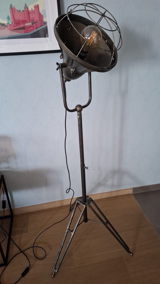 Image 1 of Lampada da terra moderna con supporto, look industriale