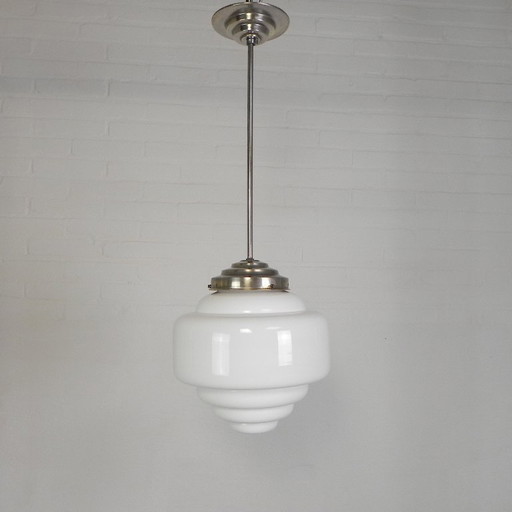 Lámpara colgante Art Déco con pantalla opalina escalonada, década de 1930.