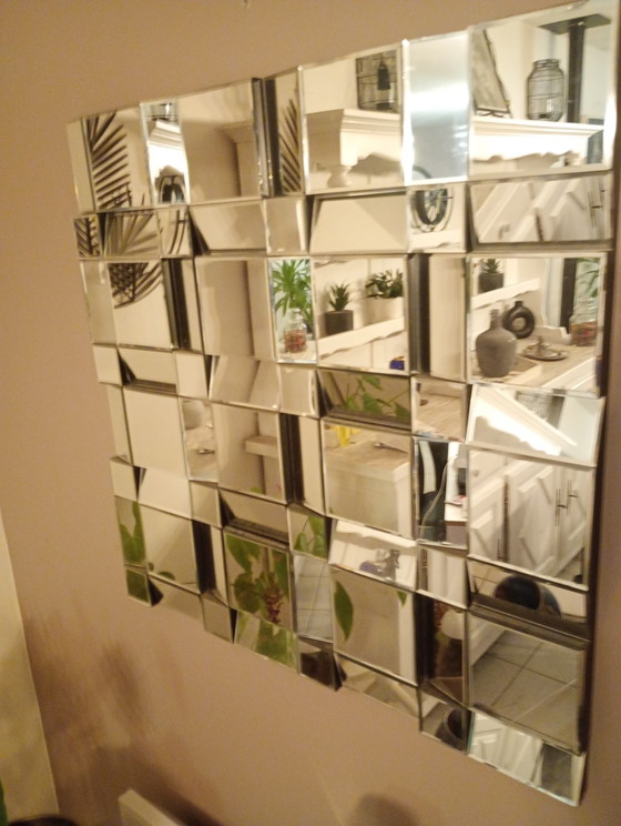Image 1 of Le miroir a facettes refait sa place sur nos murs. Il devient a nouveau un indispensable 