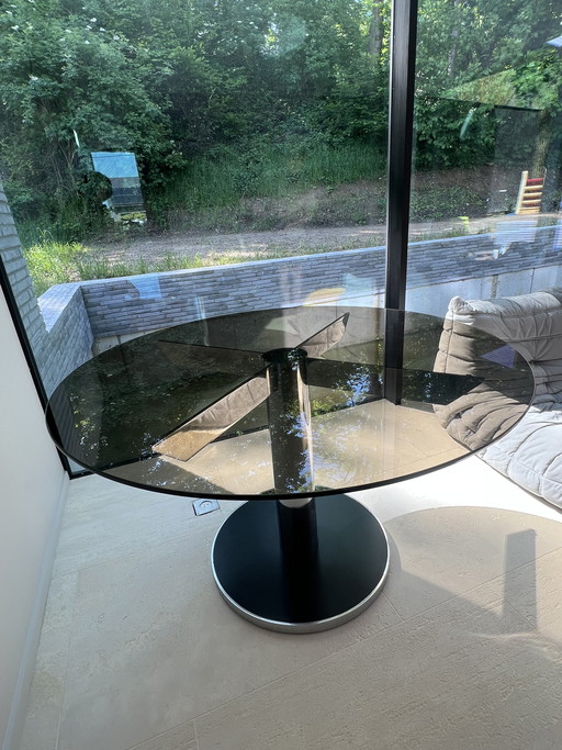 Mesa de diseño de cristal y cromo