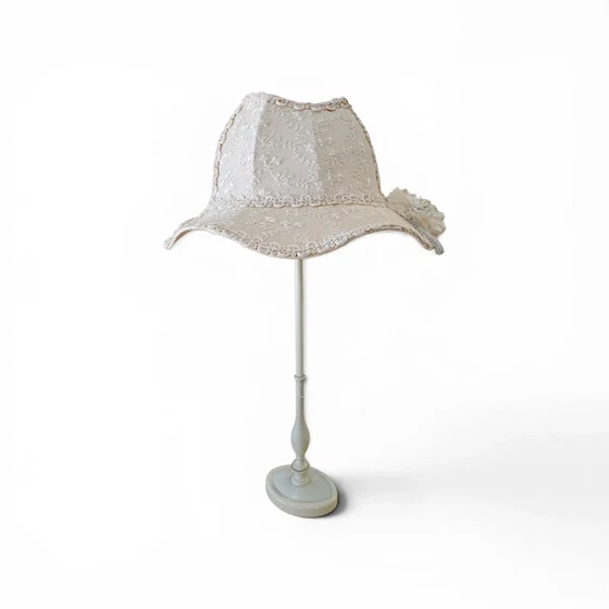2 x Lampade barocche con forma unica a cappello, realizzate in pizzo e decorate con un grande fiore (photo 8 of 11)