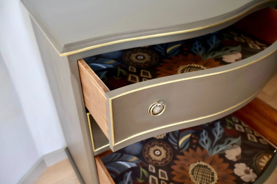 Image 1 of Comò vintage Serpentine con dettagli dorati dipinti a mano