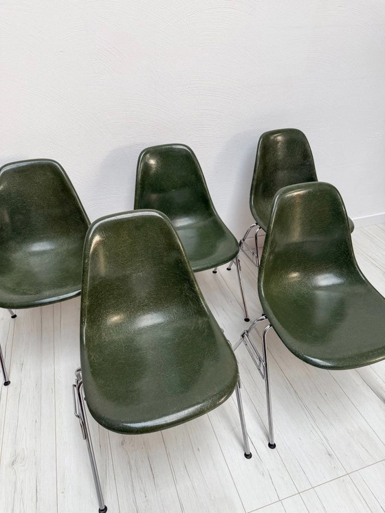 Image 1 of 1/25 Sedia laterale vintage Herman Miller Eames in fibra di vetro, verde oliva, Charles & Ray Eames, anni '70