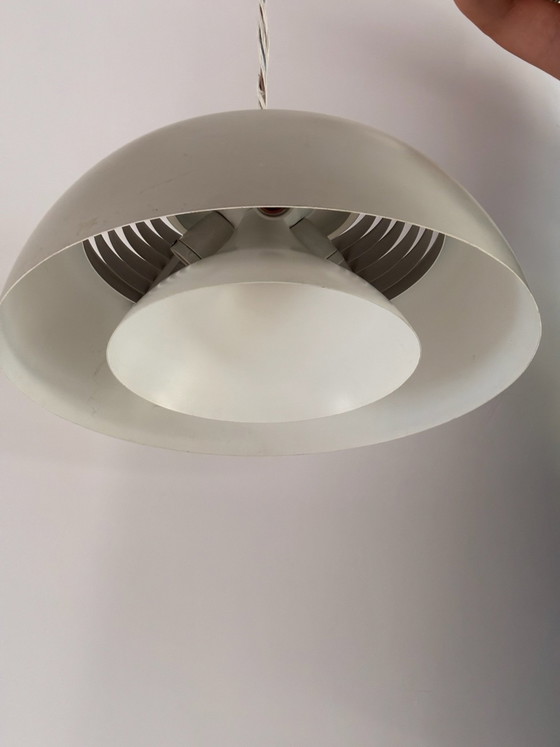 Lampada a sospensione AJ Royal di Arne Jacobsen per Louis Poulsen, 1957, alluminio laccato grigio, design (photo 3 of 14)
