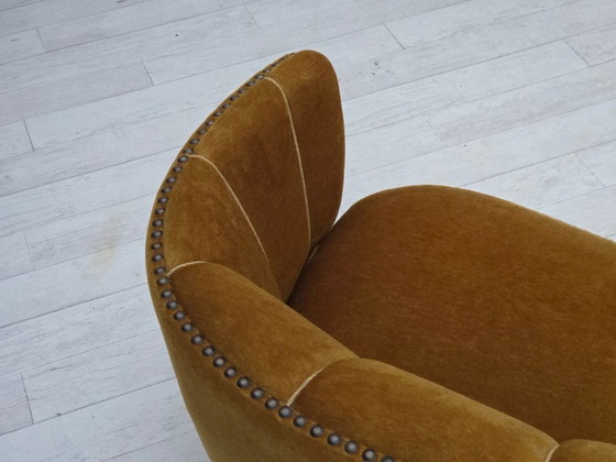 Image 1 of Deense "Banan" tweezitsbank uit de jaren 60, origineel olijfgroen meubelvelours.