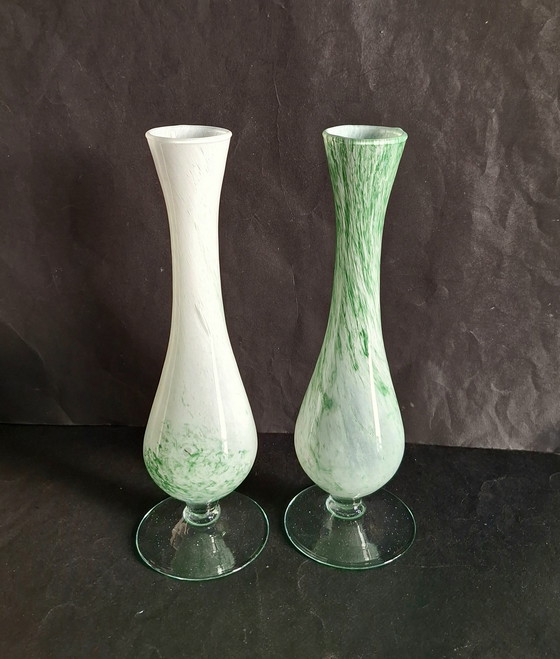 Image 1 of Deux vases vintage en verre blanc sur pied, ornés d'un tourbillon vert clair. Fabrication artisanale des années 1960 et 1970.