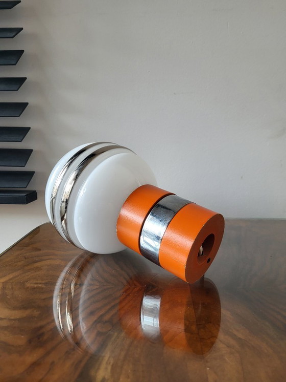 Image 1 of Lampe de table vintage avec base en bois orange et abat-jour boule en verre des années 1960