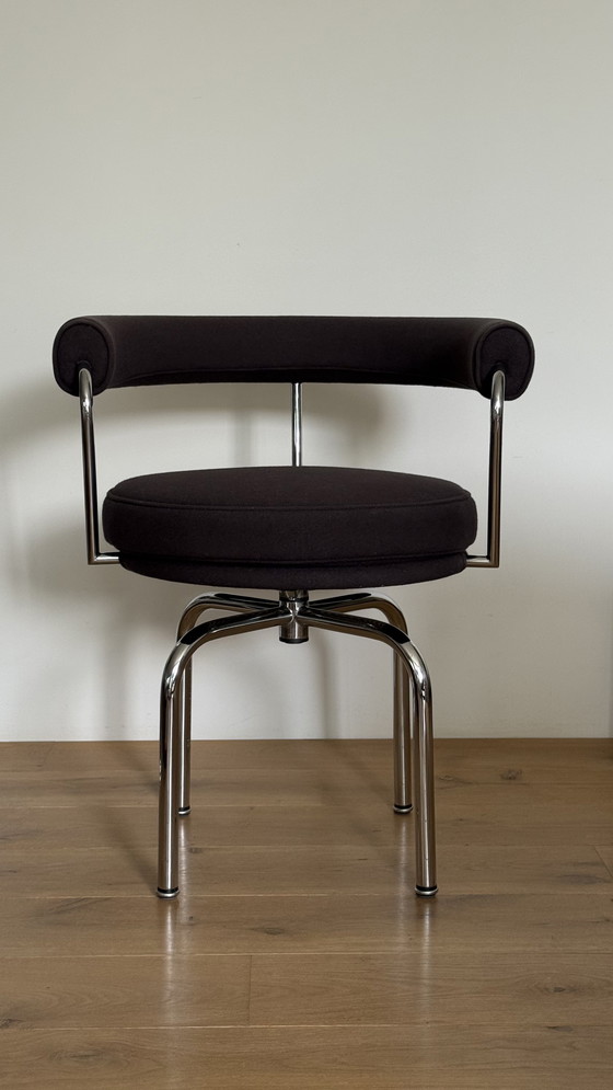 Image 1 of LC 7 swivel chair
