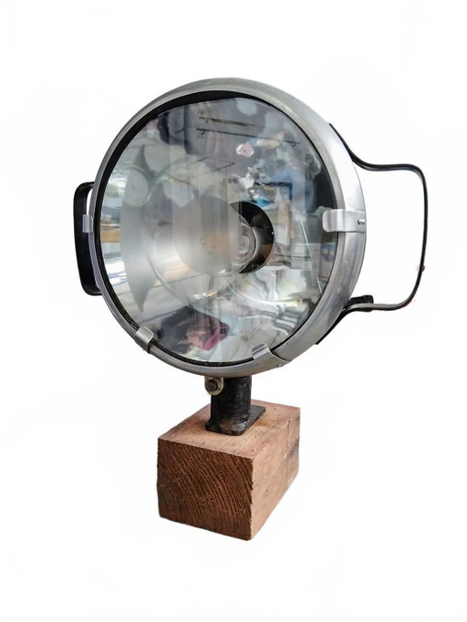 Lampe Steampunk fabriquée à partir d'un vieux projecteur