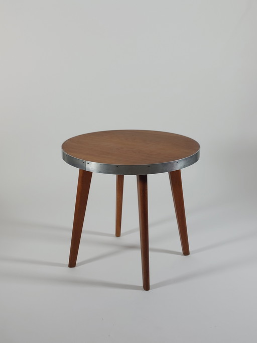 Vintage bijzettafel uit het midden van de vorige eeuw, van hout en metaal.