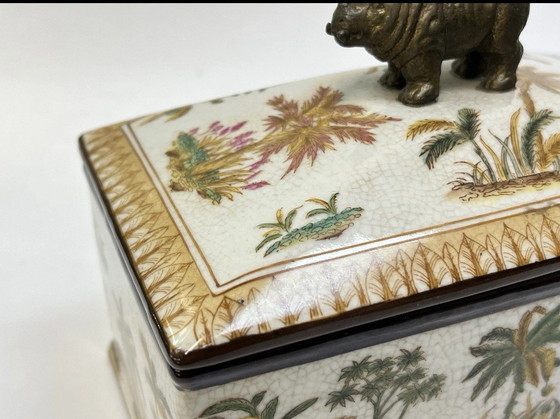 Image 1 of Boîte à bijoux rectangulaire unique en porcelaine, ornée d'un hippopotame en bronze.