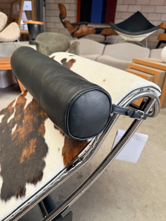 Cassina LC4 Chaiselongue in Pony von Le Corbusier – Chaise longue, Leather, Metal (photo 10 of 14)