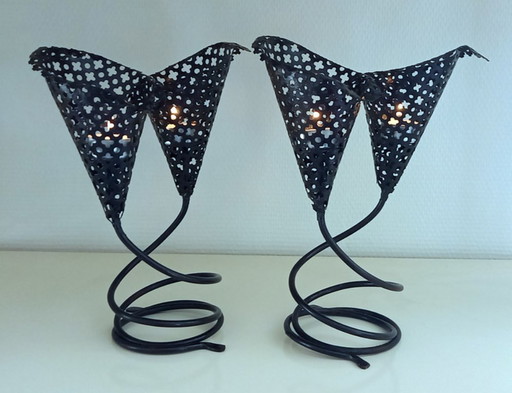 Coppia di candelabri doppi in metallo traforato, stile Matégot, anni '60/'70