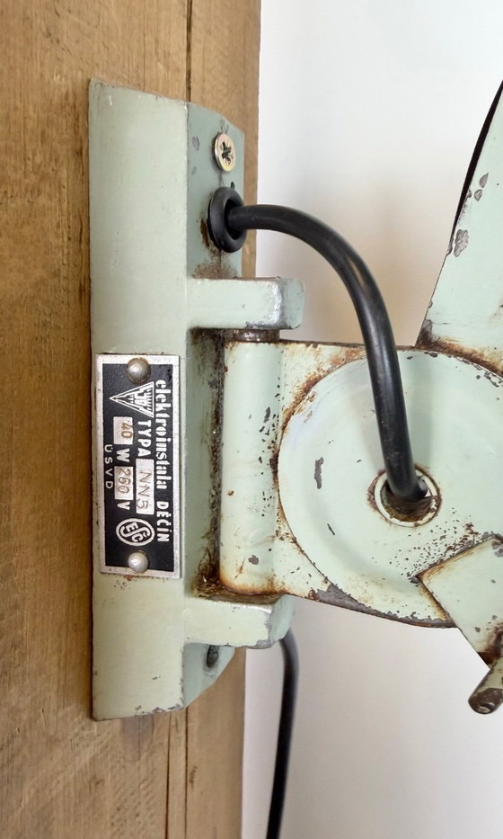 Image 1 of Groene industriële schaarwandlamp van Elektroinstala, jaren 60.