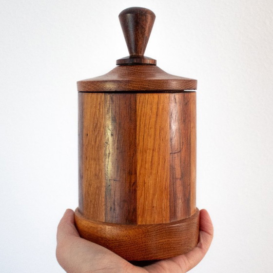 Image 1 of Pot de rangement rond en bois rayé, boîte unique