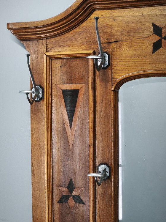 Image 1 of Porte-manteau Gründerzeit en chêne incrusté avec miroir, XIXe siècle, vers 1890