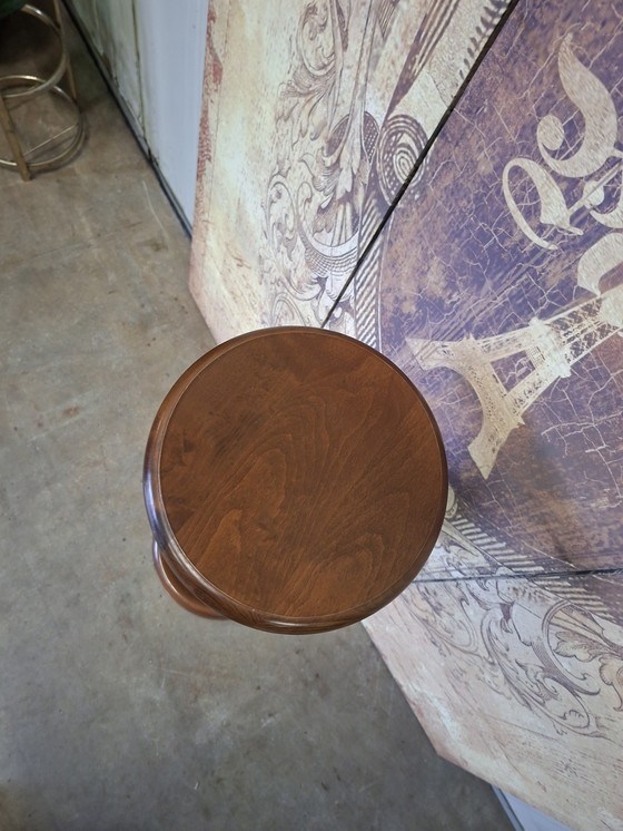 Image 1 of Klassischer Pflanzentisch mit Sockel in Walnussfarbe, Maße: Durchmesser der Tischplatte 2 Zoll, Höhe 86 cm.