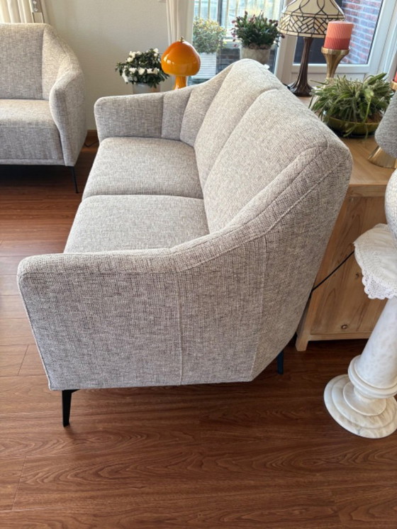 Image 1 of Dos bancos, tres meses de antigüedad.