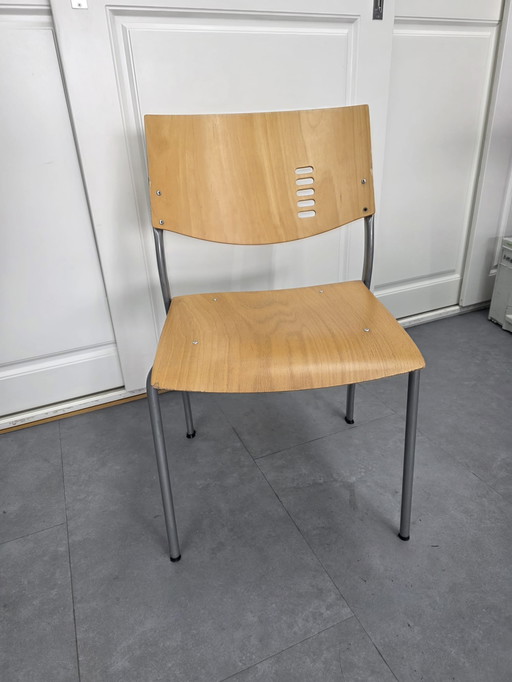 16 Ahrend conference chair