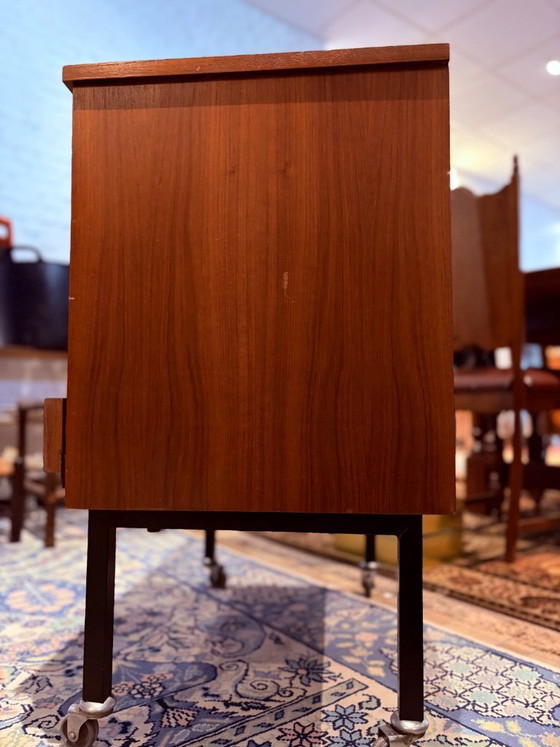 Image 1 of Meuble bar vintage en teck / Meuble à roulettes à charnières rabattables – Style moderne du milieu du siècle – Années 1960