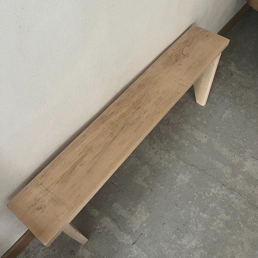 petit banc en bois brut