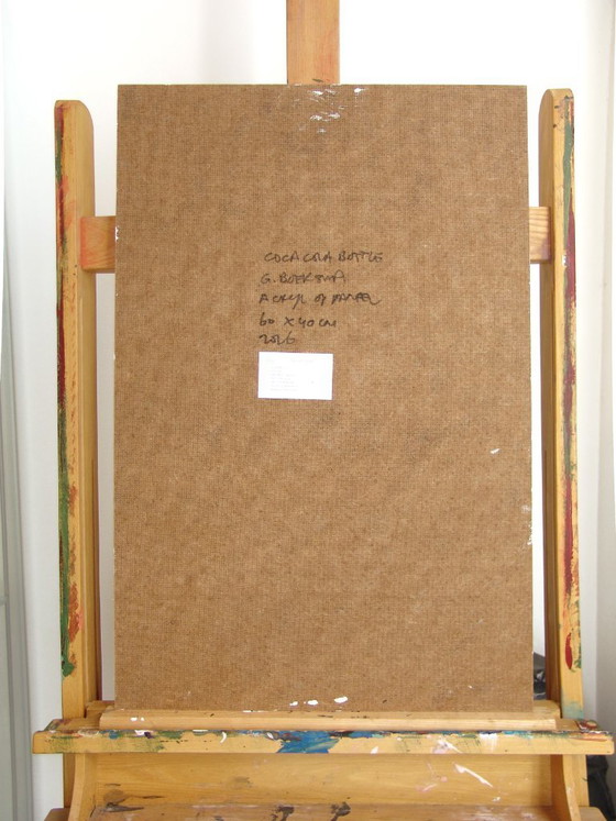 Image 1 of Bouteille de Coca-Cola - Tableau d'un homme regardant une peinture d'Andy Warhol