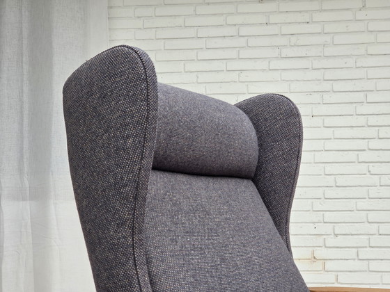 Image 1 of 1970er Hochlehner dänischer Sessel mit Fußhocker, Möbel Wollstoff, Eichenholz massiv