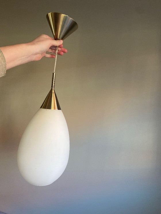 Image 1 of Set di 2 lampade a sospensione vintage Philips – vetro opalino e ottone – anni '70