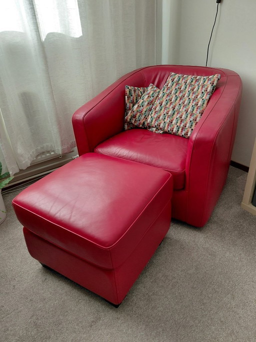 Fauteuil en cuir avec repose-pieds assorti