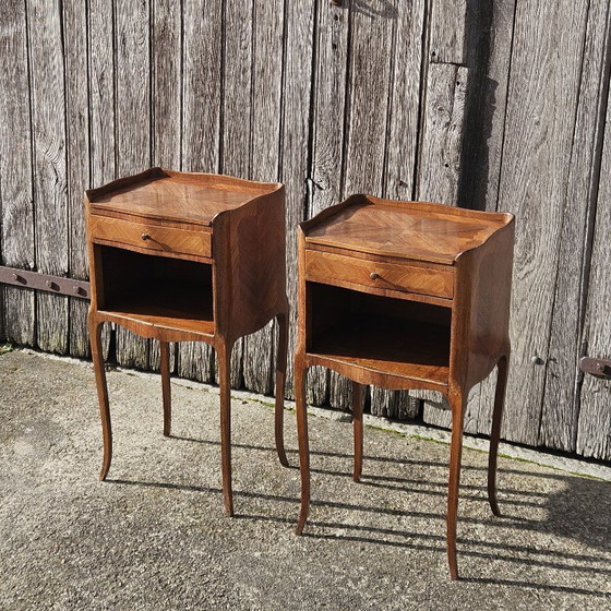 Image 1 of Coppia di comodini intarsiati francesi - 2 comodini in noce - Stile Luigi XV - anni '40