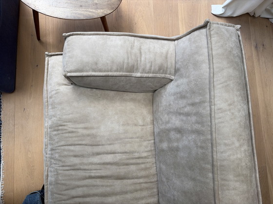 Image 1 of Beige Wildleder-Dreisitzer-Sofa