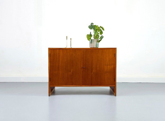Image 1 of Teakhouten Ry-100 kast van Hans J. Wegner voor Ry Møbler, jaren 60