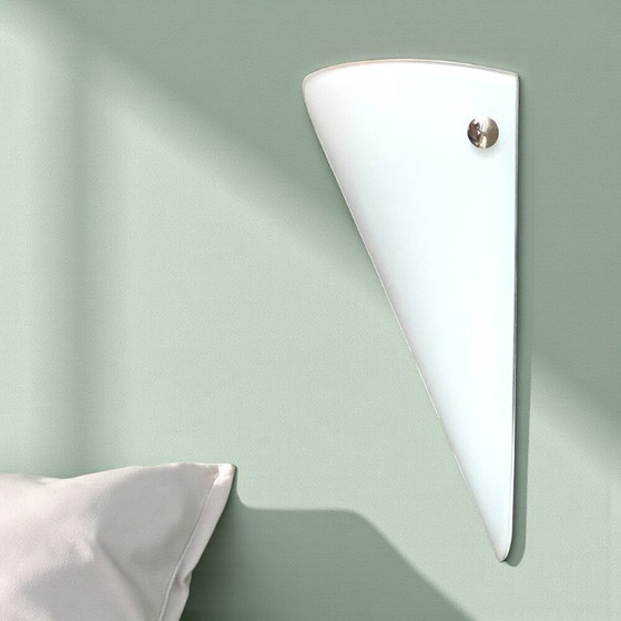 Image 1 of Minimalistische witte, driehoekige, conische wandlamp van matglas
