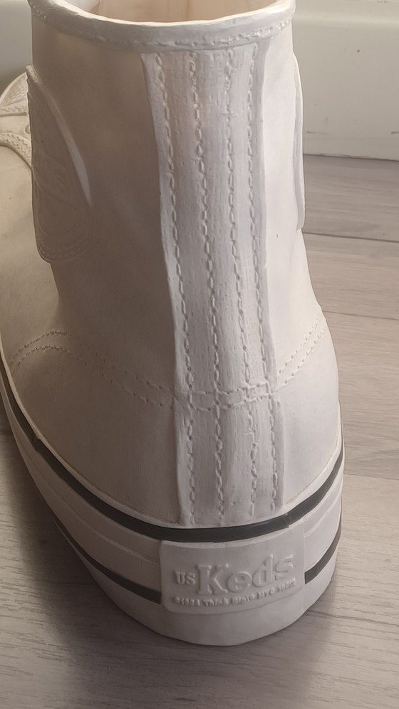 Image 1 of Decorazione promozionale per la vetrina delle sneakers alte USKeds in stile Pop Art.